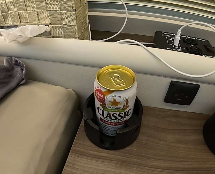 ドリンクホルダーに缶ビールをセットした画像