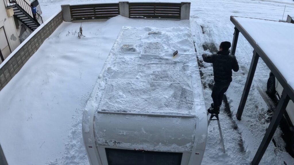 雪下ろしには脚立を使う