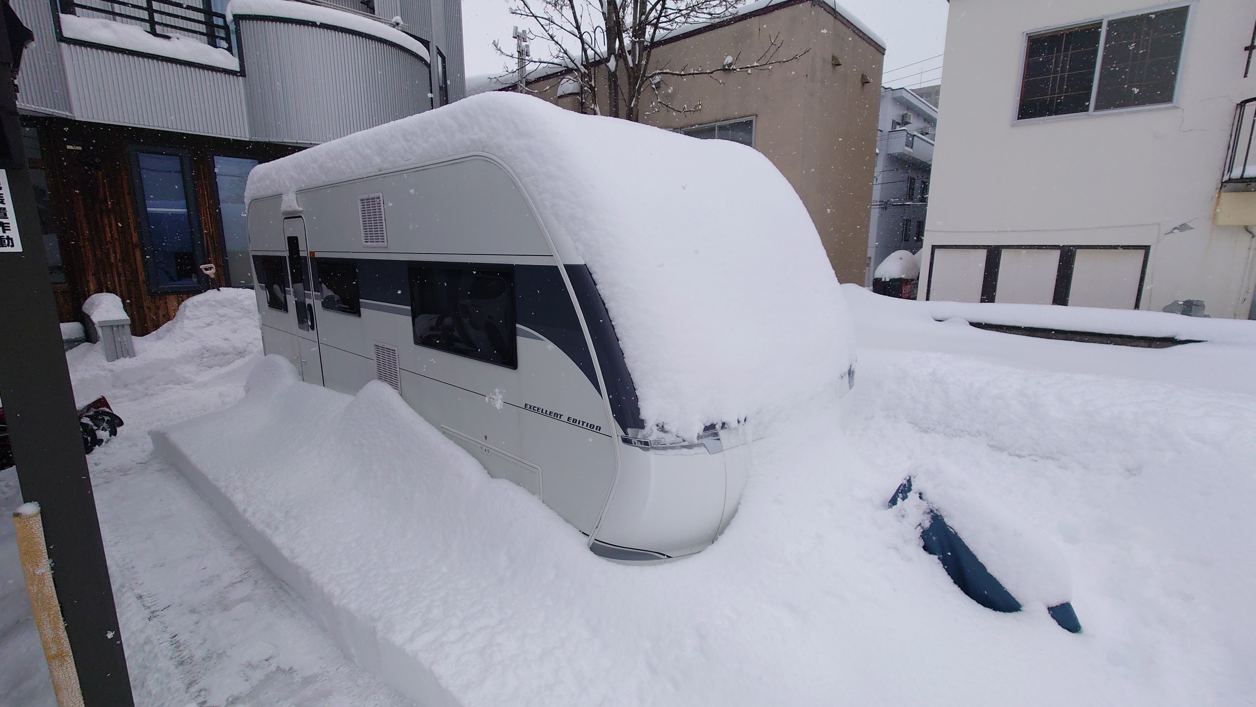 キャンピングトレーラー雪下ろしアイキャッチ画像