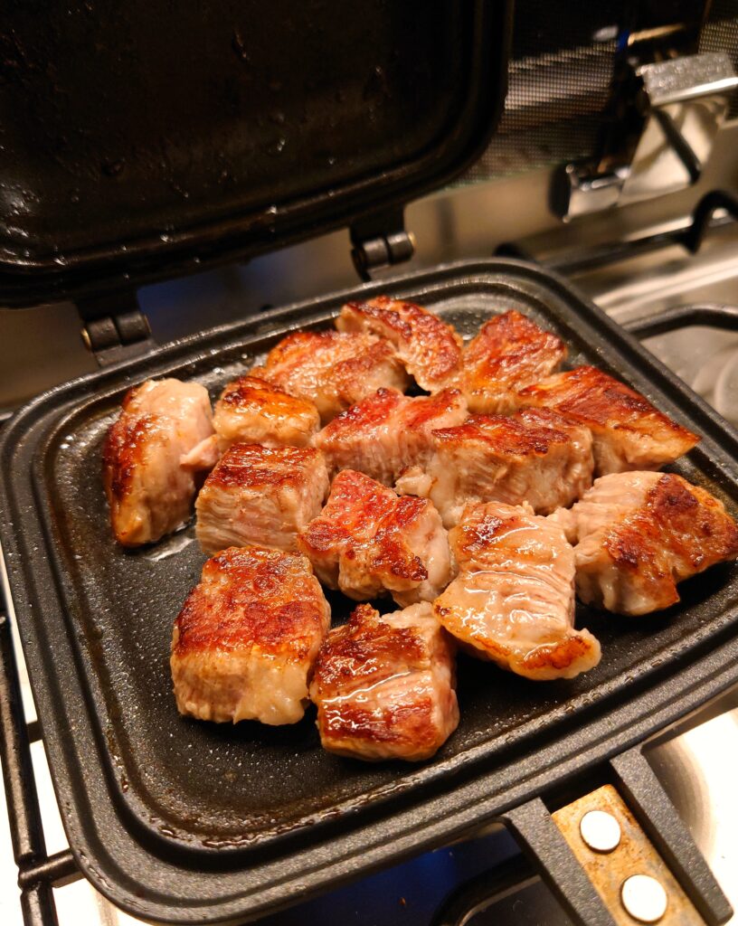 サンドイッチメーカーでサイコロステーキを焼いた