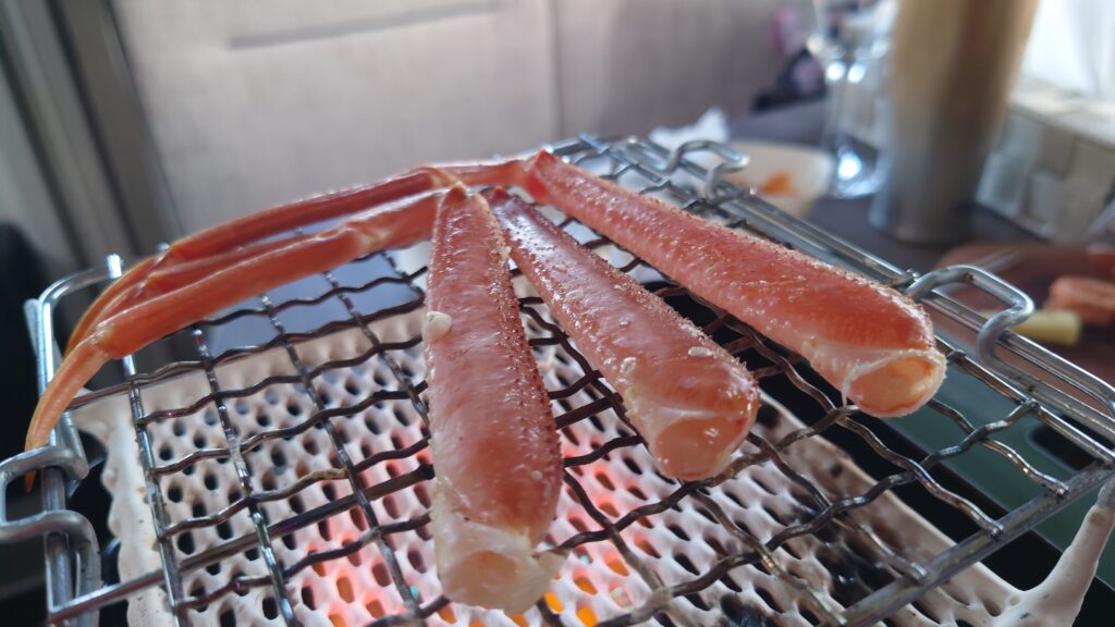 セラミック網で活ズワイガニを焼く
