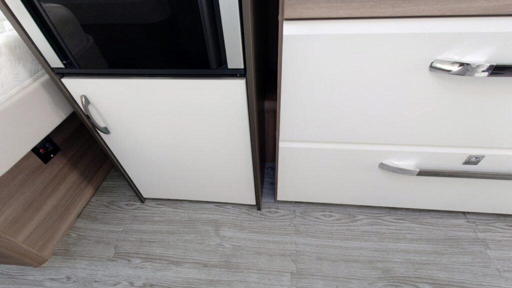 キャントレキッチンの凸凹も綺麗にジョイントマットが敷けた画像