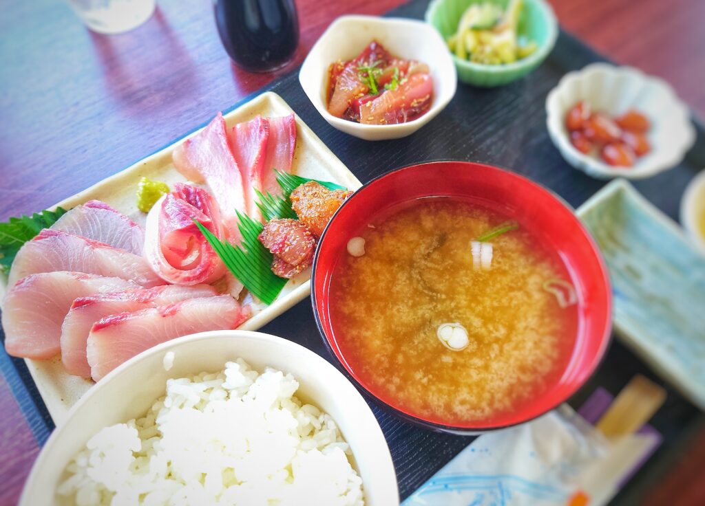 お食事処まるこのぶり刺身定食1