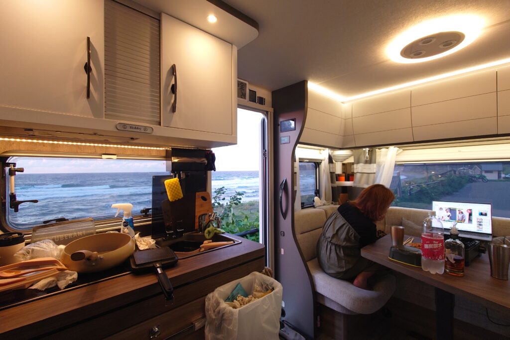 ダイネットから海を望む