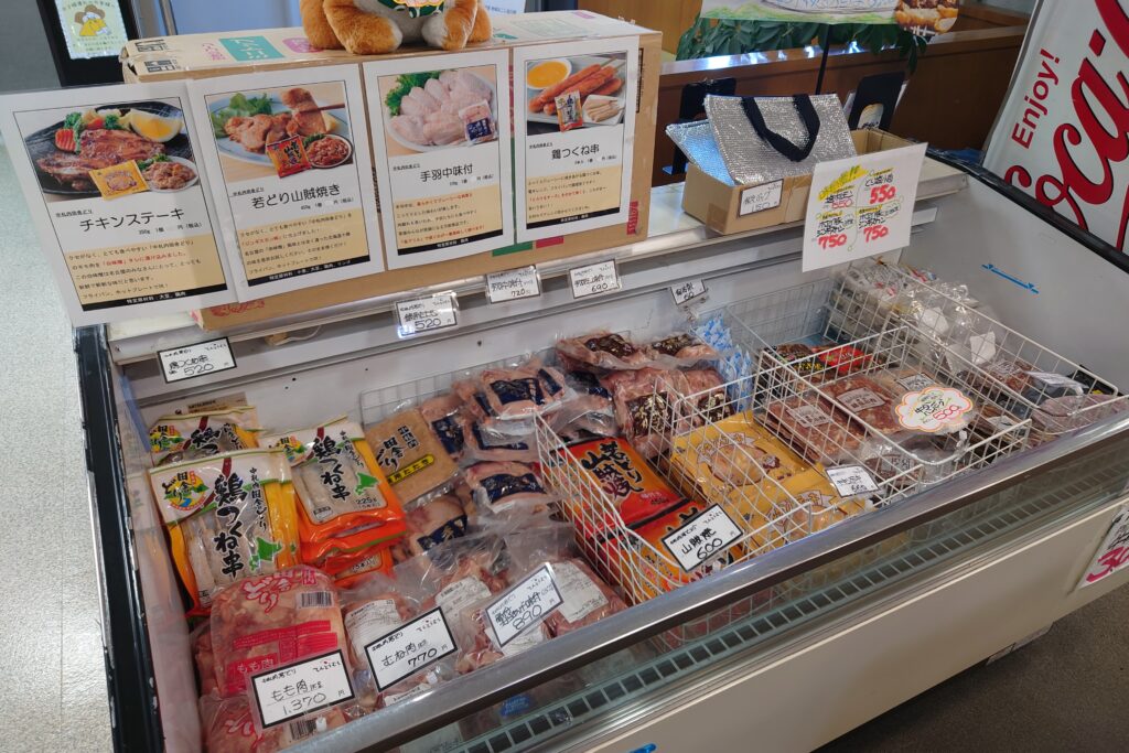 売店で冷凍の中札内田舎鶏が売ってます。