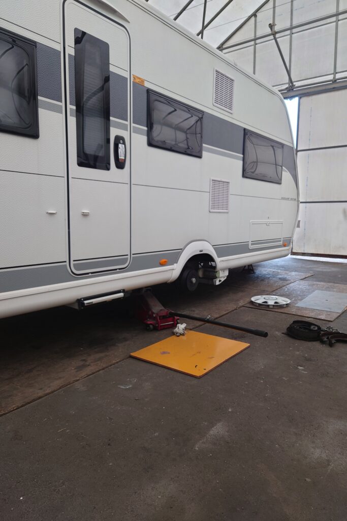 スタッドレスタイヤ交換の様子