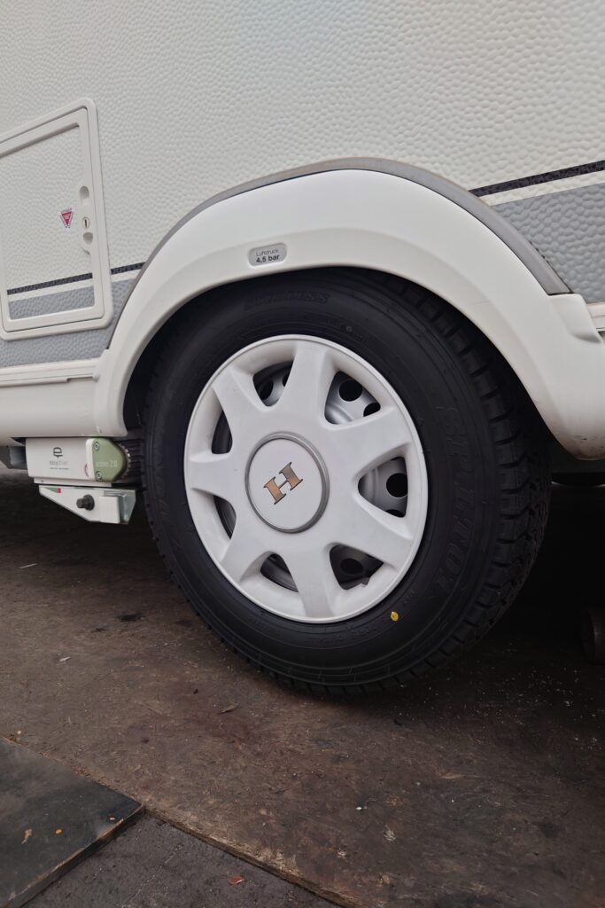 スタッドレスタイヤに無事交換できました。