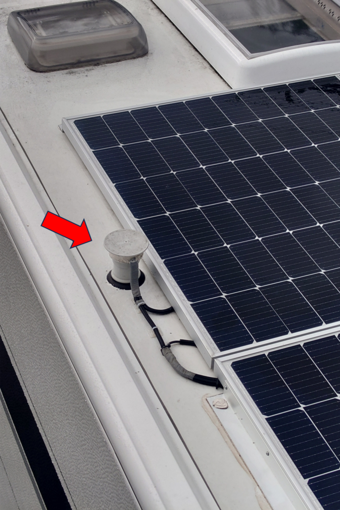 キャンピングトレーラー雨漏り場所特定画像