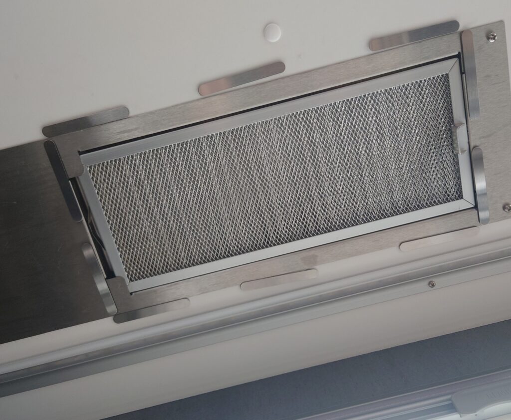 レンジフード周りにスチールプレートを設置