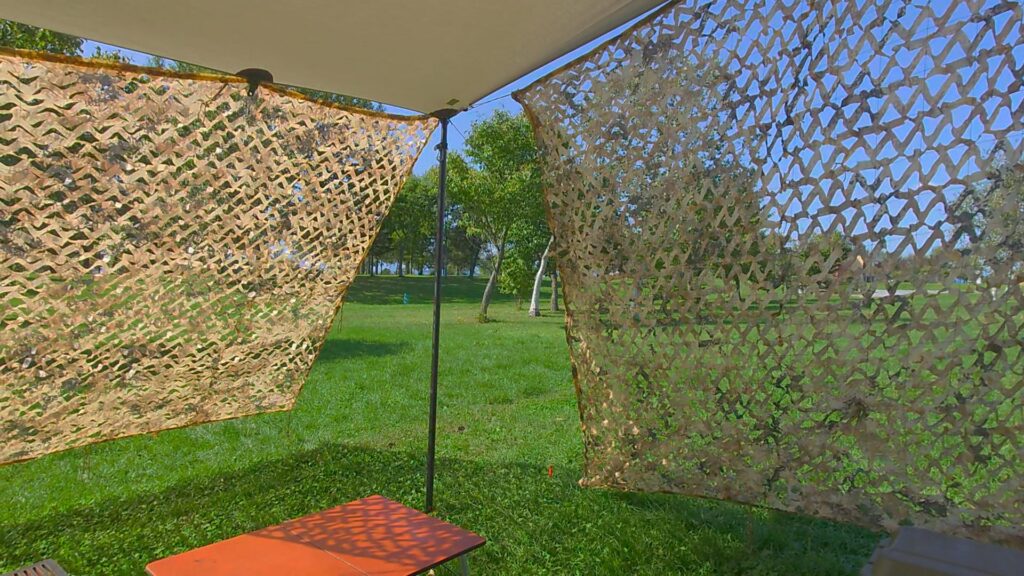 カモフラージュネットを内側から見た様子