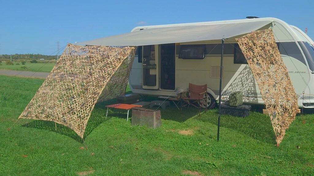 Cレールオーニングタープにカモフラージュネットを設置した様子