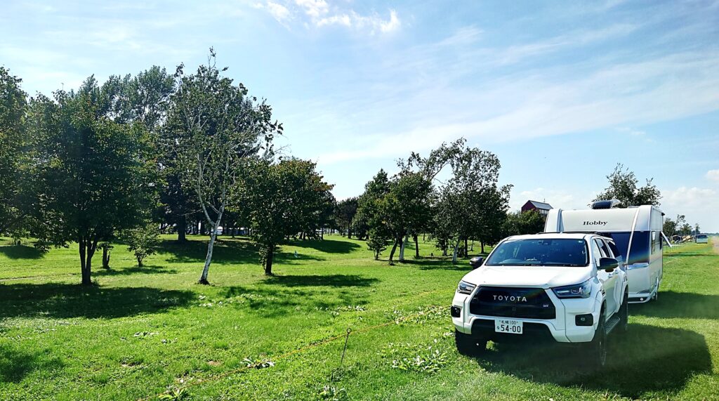 サイドオーニング設営可能なキャンプ場の様子