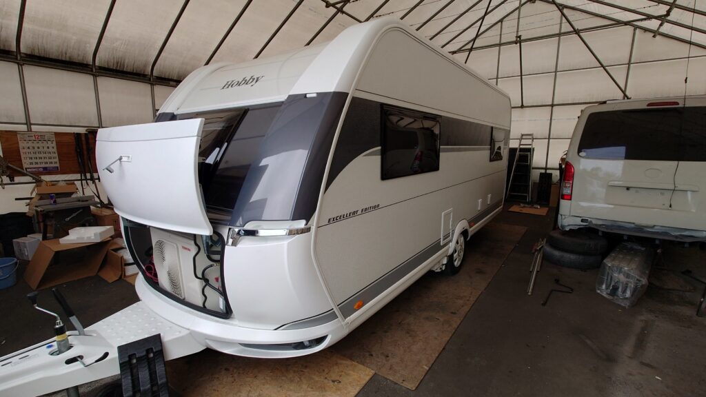 キャンピングトレーラーが故障し修理中の画像