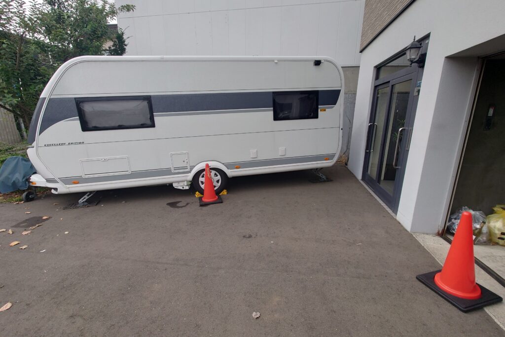 自宅にトレーラーを置く事ができる家に住む