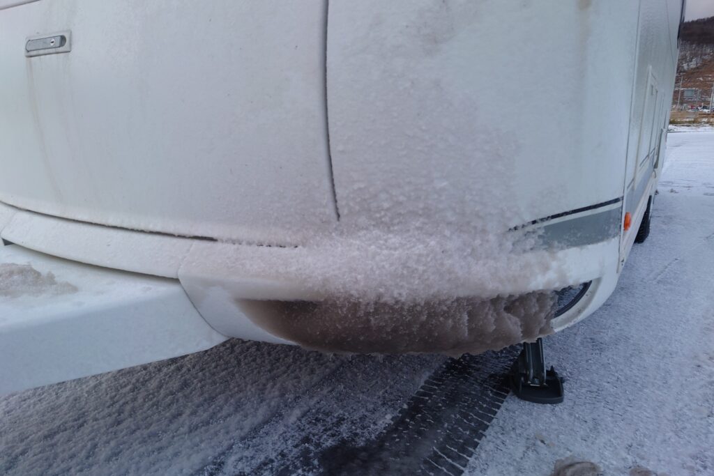 凍りついたキャンピングトレーラーの様子