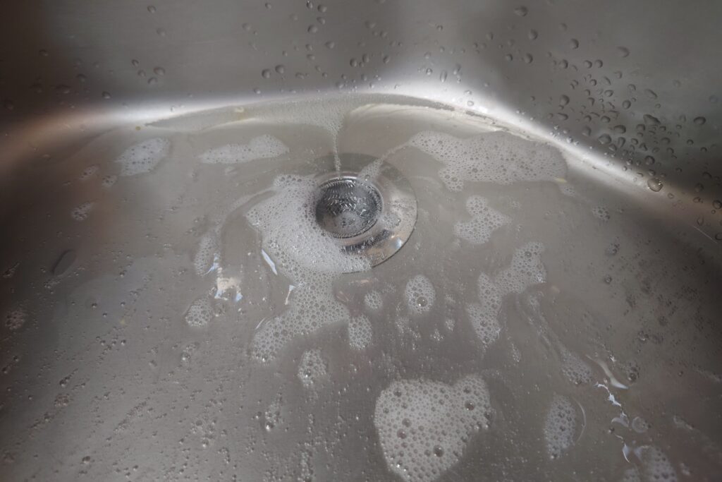 キッチン排水管にパイプクリーナーを注いだ後は水で洗う