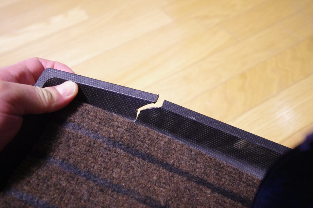 樹脂製のペット用トイレトレーが割れた1