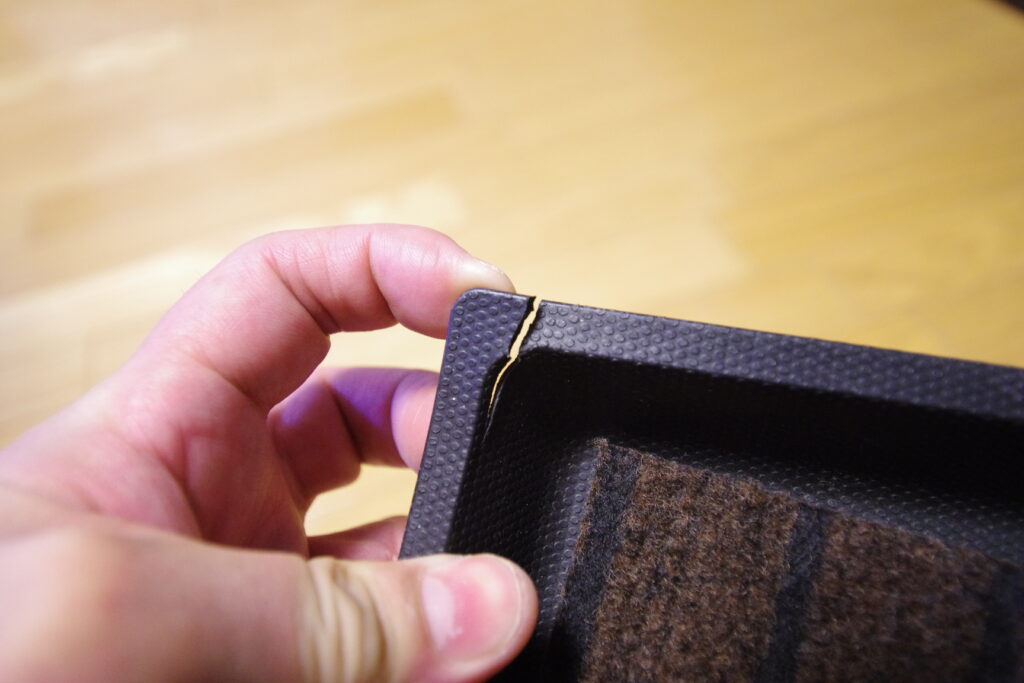 樹脂製のペット用トイレトレーが割れた2