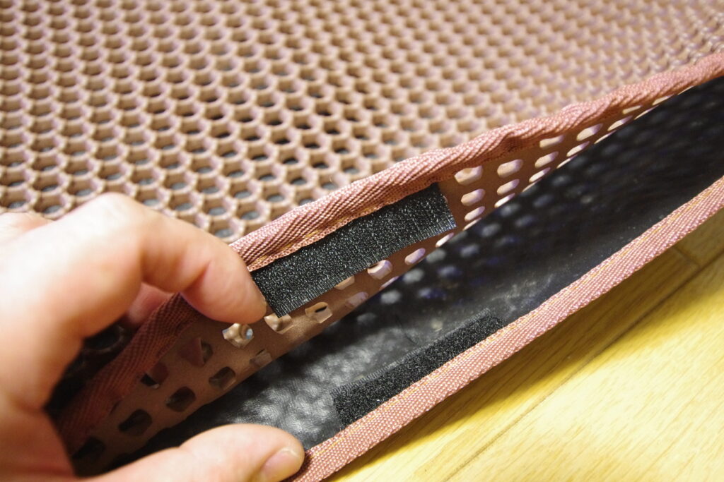 猫トイレマットをキャンピングトレーラーの玄関マットに使う様子