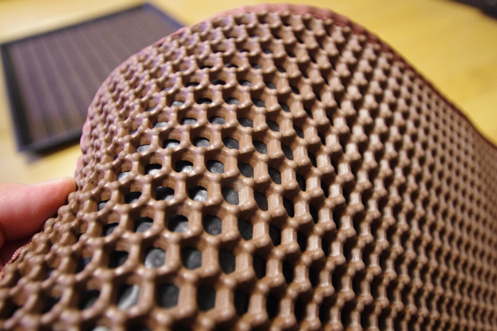 猫トイレマットをキャンピングトレーラーの玄関マットに使う様子