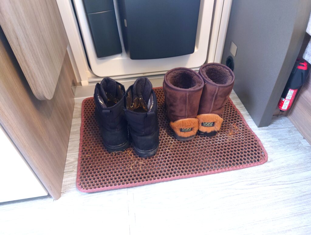 キャンピングトレーラーの玄関マット