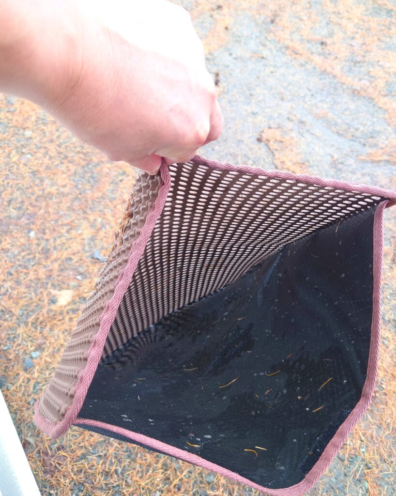 2重構造の猫トイレマットを開いた様子