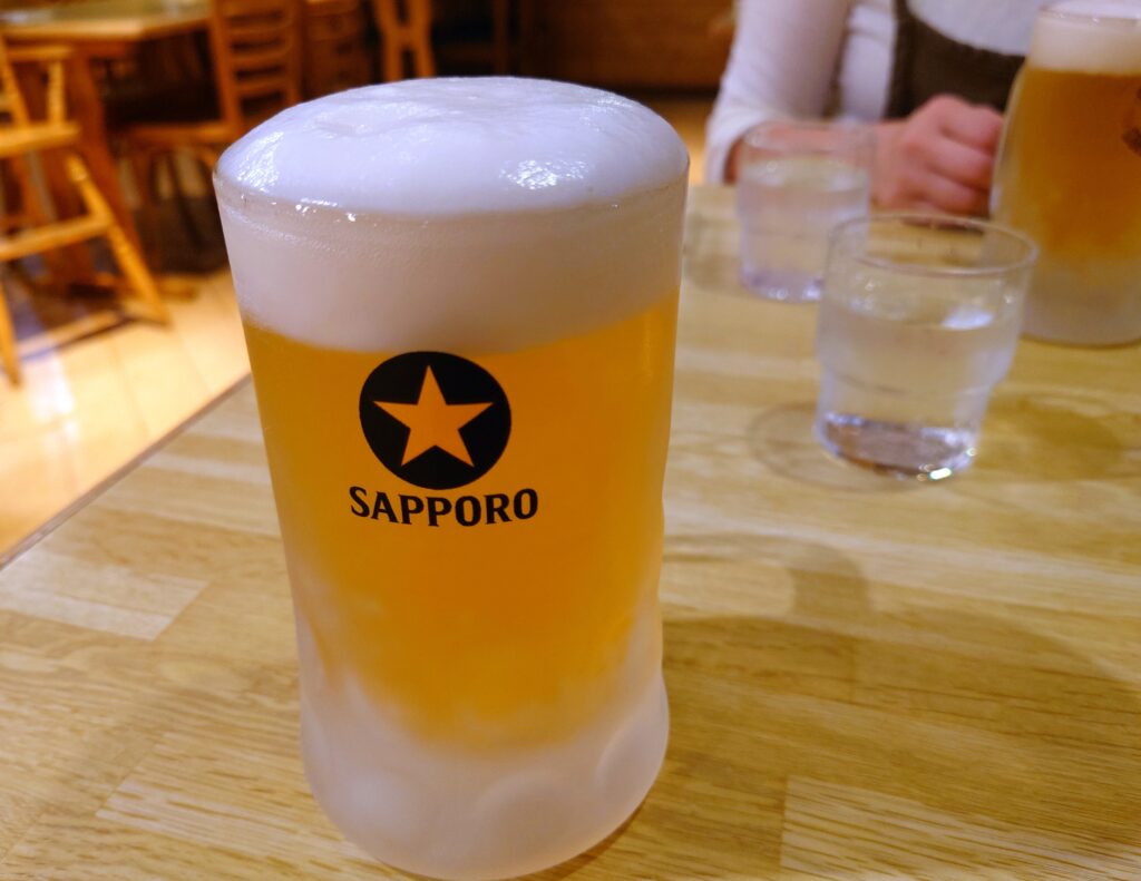 キンキンに凍ったジョッキでビールが提供される