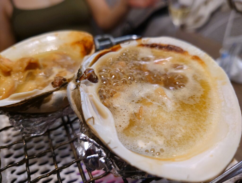 ホッキ貝を車内で焼く