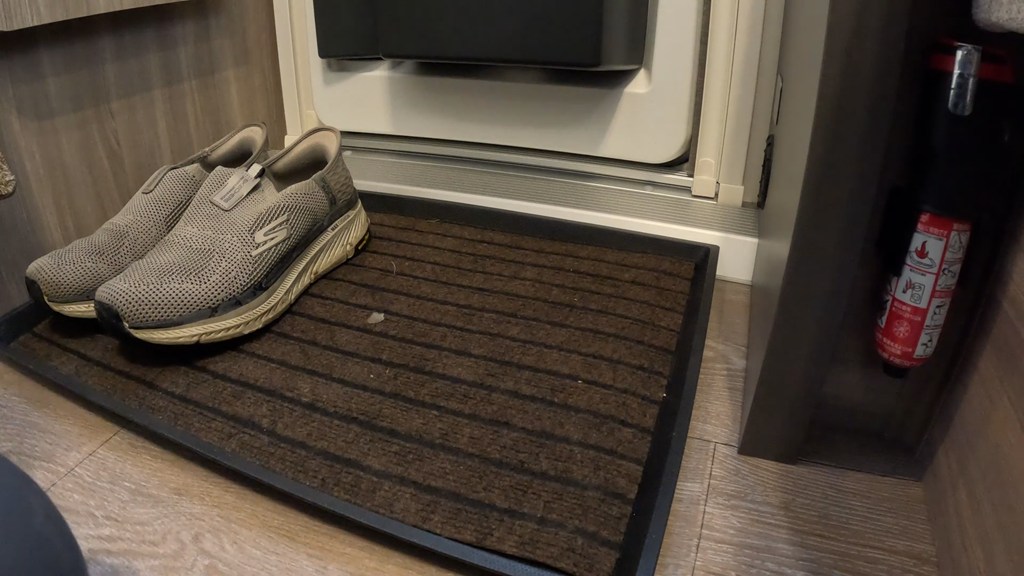 旧型のキャンピングトレーラーの玄関マット