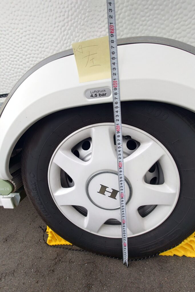 キャンピングトレーラーのタイヤハウスの高さを測定1