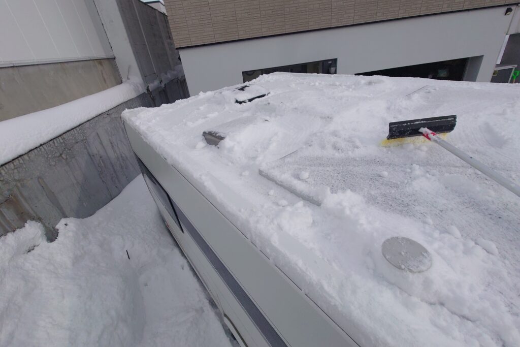 キャンピングトレーラーの屋根の雪下ろし