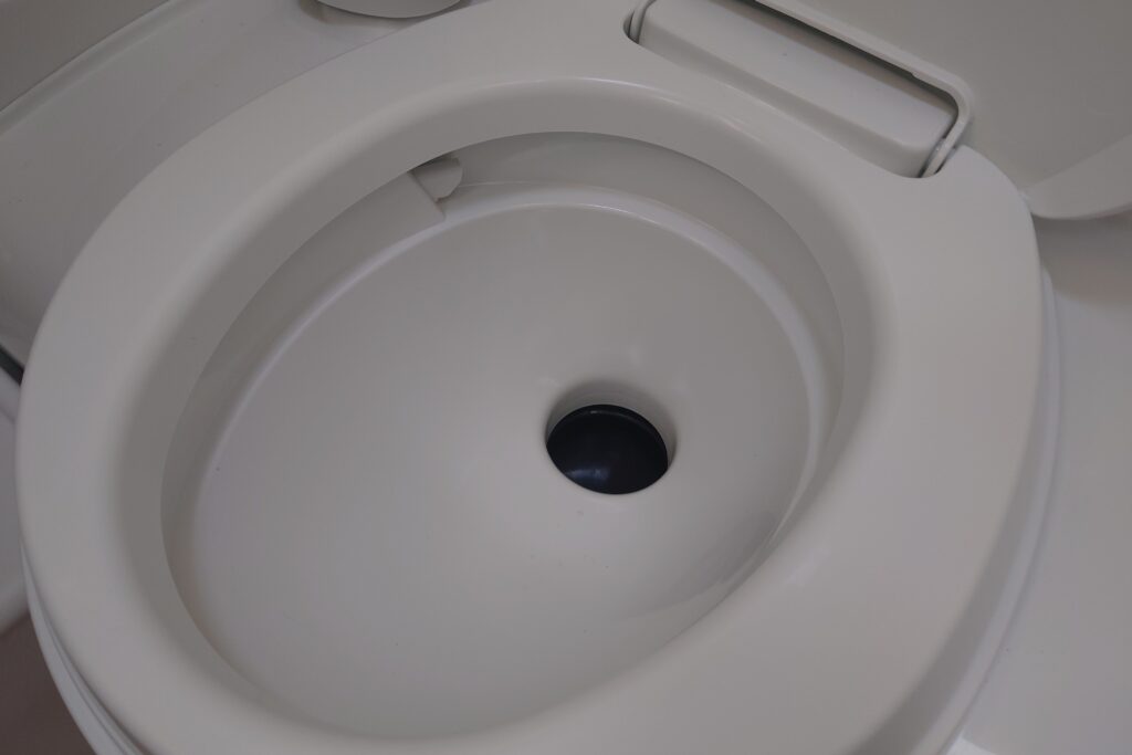 キャンピングトレーラーの便器
