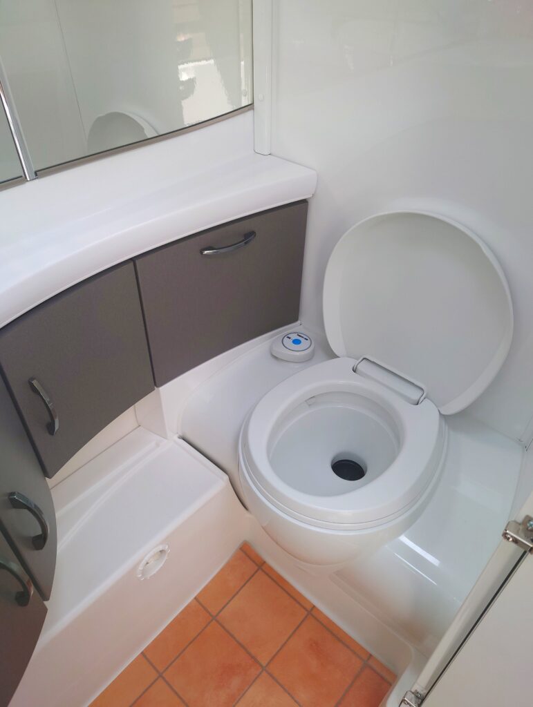 キャンピングトレーラーのトイレ画像