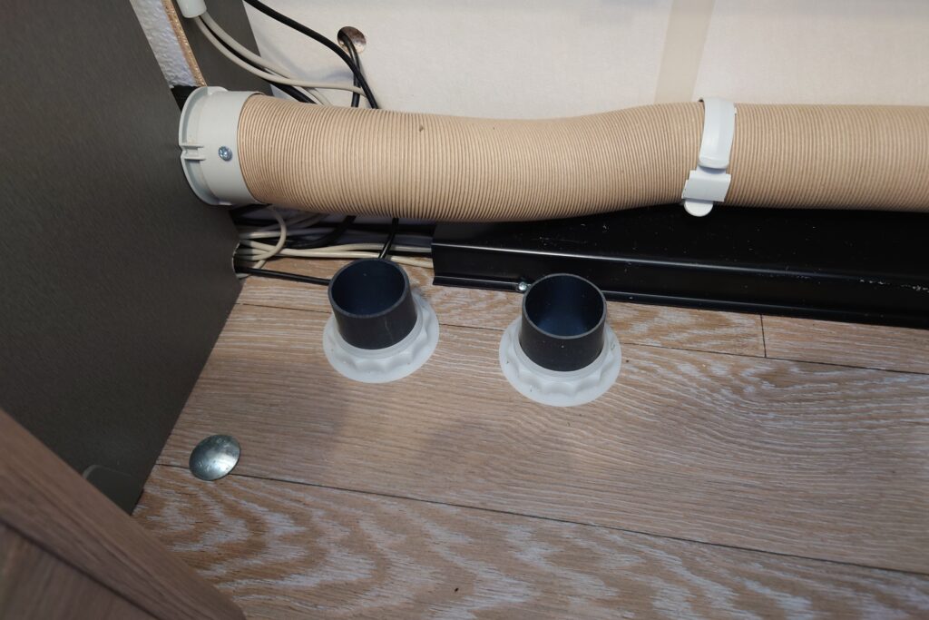 キャンピングトレーラーの床に開いた通気口2