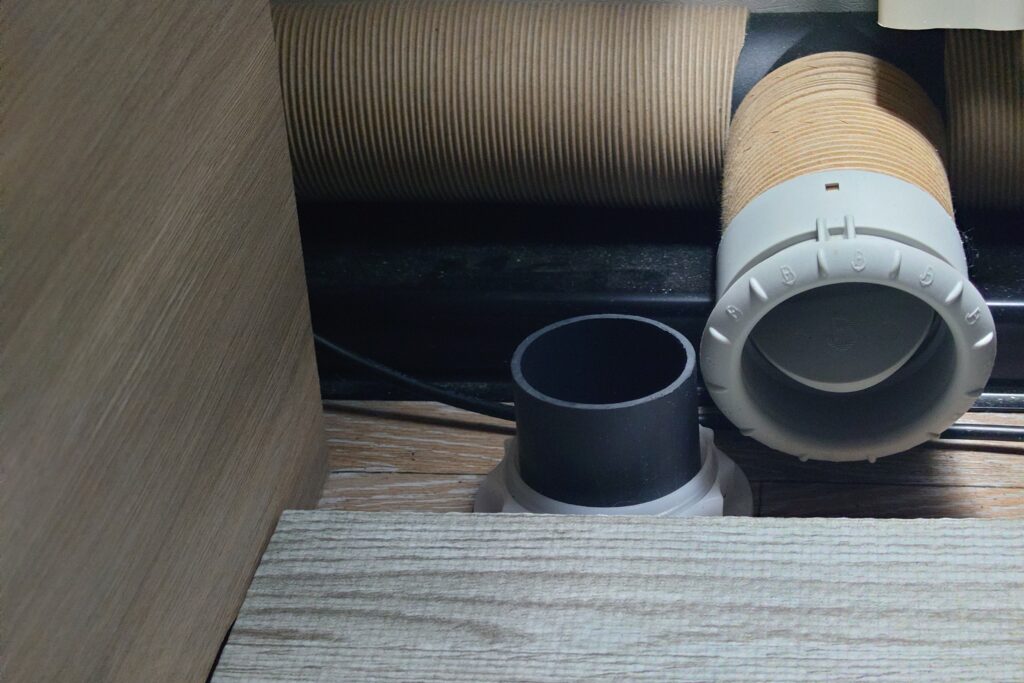 キャンピングトレーラーの床に開いた通気口1