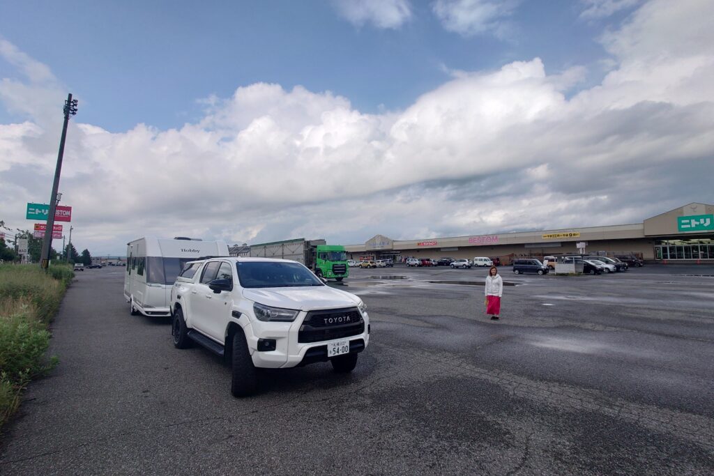 BESTOM中富良野店の広大な駐車場